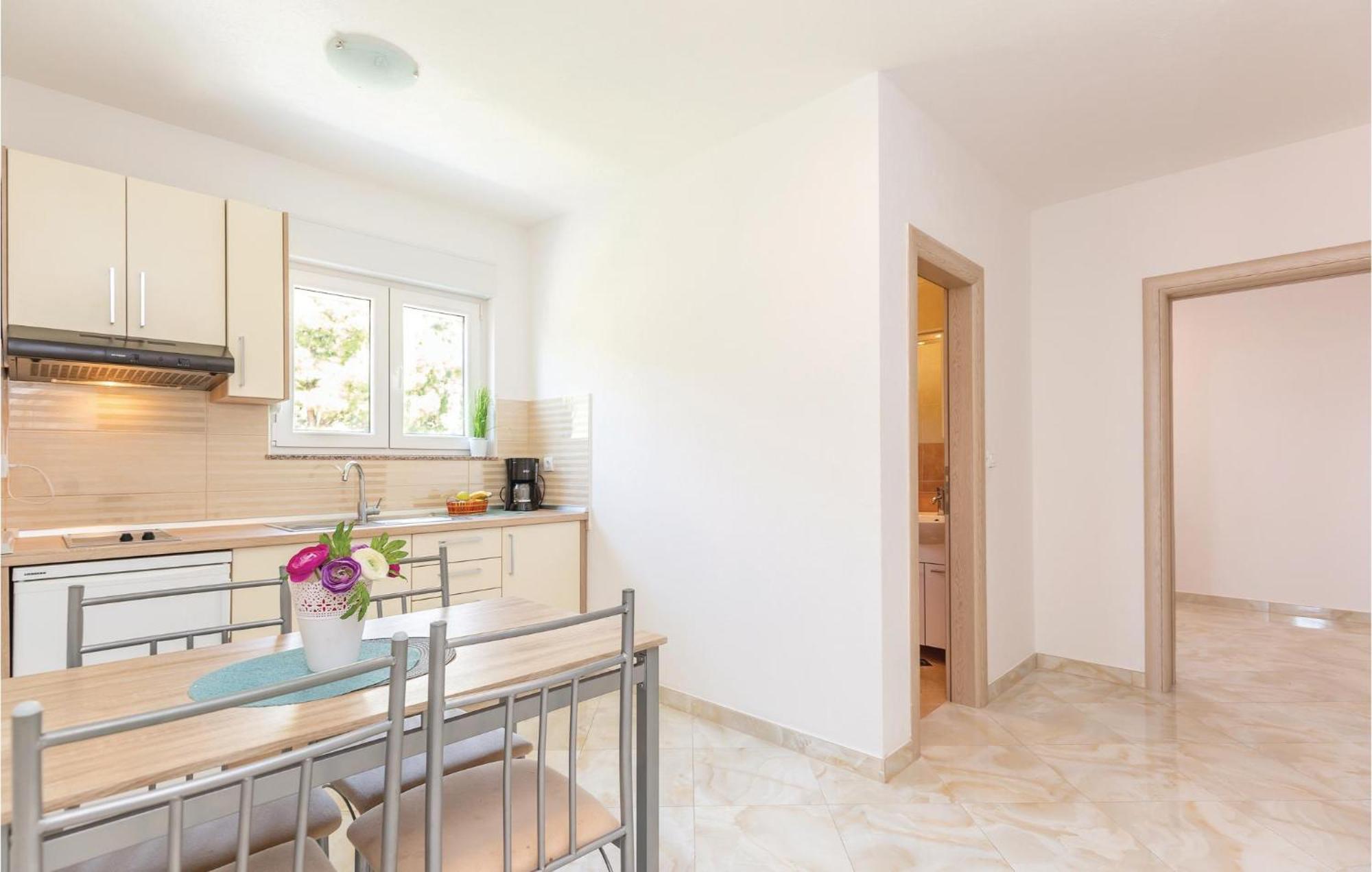 Awesome Apartment In Krvavica With Kitchen Eksteriør bilde